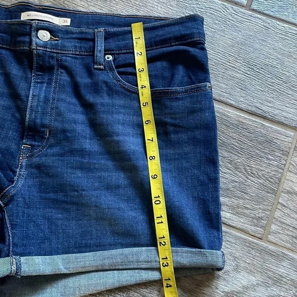 Levi’s mid-length women’s shorts Cuffed hem Dark wash Women’s size 33 - Picture 8 of 12